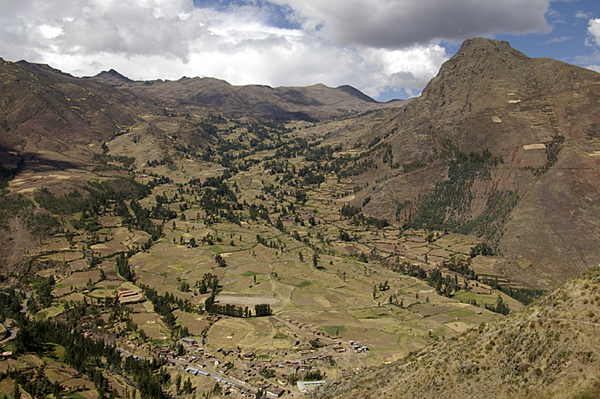 pisac acoss from ruins